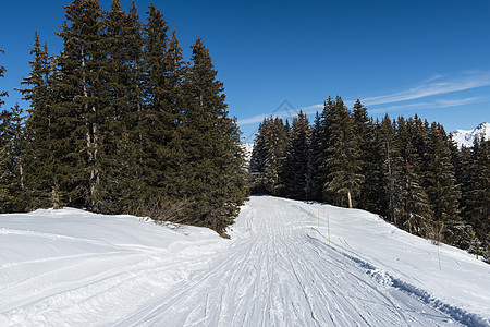 高山滑雪度假胜地的Piste滑雪赛道图片