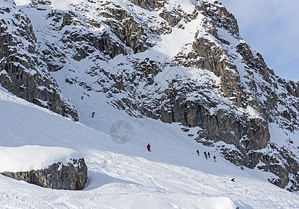 在高山滑雪度假胜地山脉上滑雪的滑雪者图片