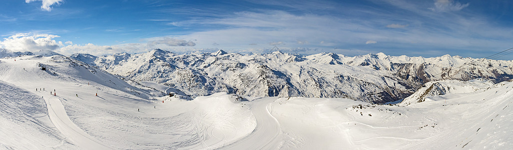 带滑雪活塞的山脉全景 娱乐 法国 滑雪胜地 运动 山腰图片