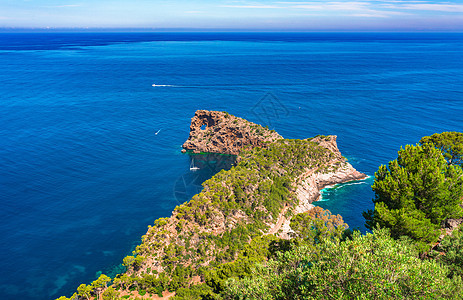 西班牙马赫卡岛 海岸风景与Sa Foradada的岩石形成图片