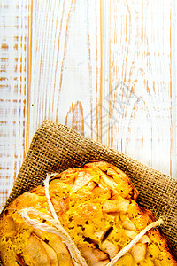 新鲜的面包店 在白色木制背景上的麻布上放苹果的烤馅饼的顶部视图 乡村风格 庆典 小吃图片