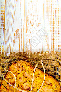 新鲜的面包店 在白色木制背景上的麻布上放苹果的烤馅饼的顶部视图 乡村风格 烤的 蛋糕图片