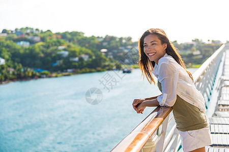 游轮度假亚洲女性在甲板上放松 从加勒比海圣卢西亚岛上的停靠港城市的船上欣赏美景 在热带度假胜地外面的快乐休闲旅游女孩图片