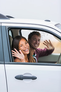 多种族快乐的一对夫妇在暑假休假时前往公路旅行 年轻人开车到目的地旅行 他们挥手告别图片