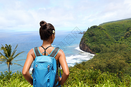 夏威夷旅行自然徒步旅行者女孩在 Pololu 山谷徒步旅行 欣赏山景 大岛目的地 美国夏威夷的女游客图片