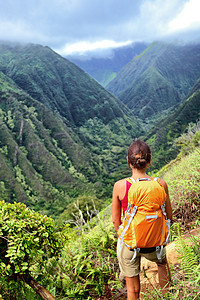 徒步旅行者背包客在美国毛伊岛 Waihee 山脊步道的夏威夷山区徒步旅行 走在热带森林自然风景的远足者女孩图片