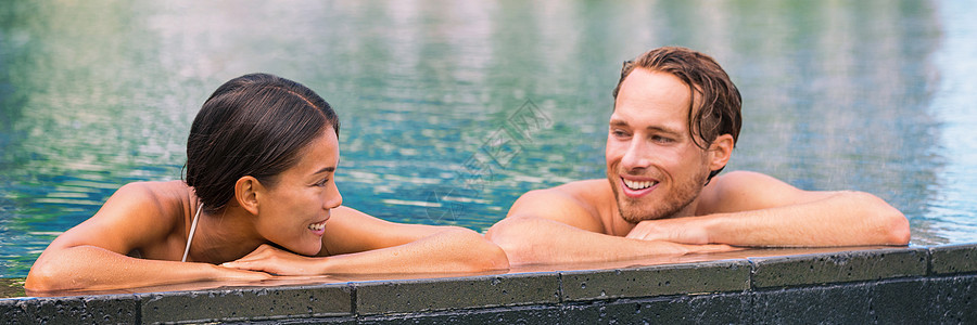 健康水疗池夫妇在热带假期的水疗豪华旅游胜地放松身心 一起享受水中游泳 横幅全景 酒店游泳池图片