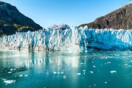 阿拉斯加冰川湾景观从游轮度假旅行 全球变暖和气候变化概念与融化的冰川与约翰霍普金斯冰川和费尔韦瑟山山脉图片