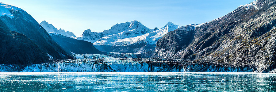 美国阿拉斯加夏季从游轮航行到约翰·霍普金斯冰川的冰河湾 在冰川湾出现全景图片