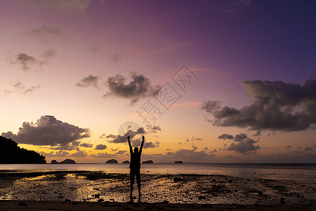 日落时 海滩上一个人的月光 人们欢喜与日落相逢 男生 优胜者图片