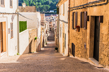 西班牙卡普德佩拉马洛尔卡岛历史古老城镇的街道图片
