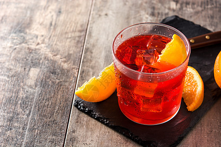 内格罗尼鸡尾酒 冰 红色的 干杯 水果 饮料 意大利语图片