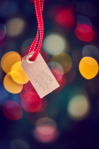 贴着模糊的圣诞光的标签模型 季节 礼物 快乐的 树图片