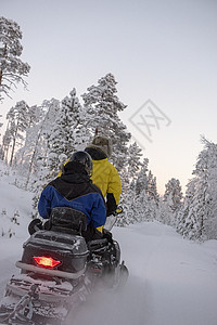 2人骑着雪车穿越拉普兰荒野图片