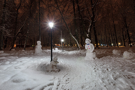 夜间公园雪人 黑暗的 季节 家庭 凉爽的 假期 闪耀图片