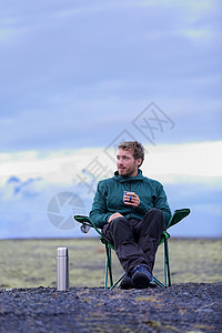 野营男子坐在喝着天然咖啡中图片