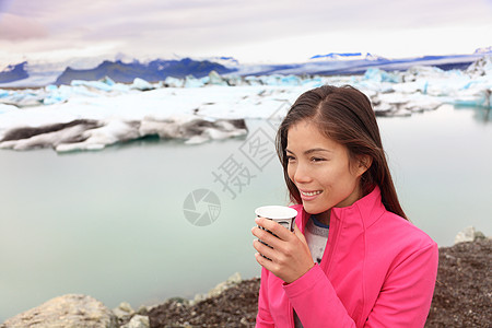 咖啡冰前往冰岛旅行时喝咖啡的女子背景