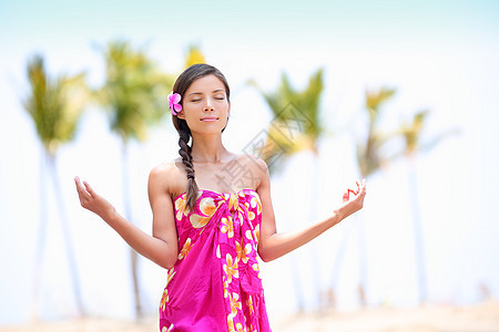 在夏威夷海滩上冥想的女神图片