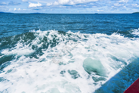 水蓝色海洋飞溅和小船在海方式 波浪飞溅 力量图片