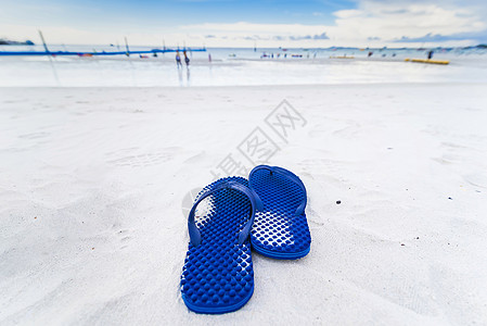 沙滩上的蓝色翻滚轮 沙滩上的凉鞋 太阳 夏天图片