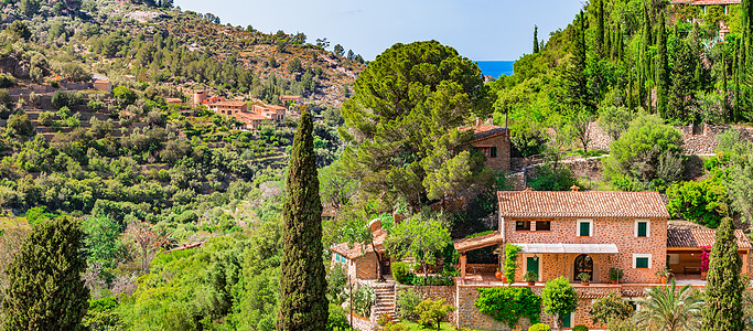 西班牙马赫卡岛 塞拉德特拉蒙塔纳山脉Deia村美丽的全景图片