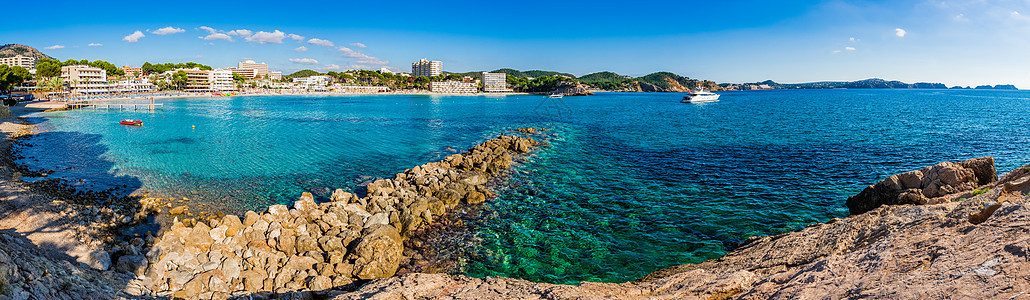 西班牙美丽的海滩湾Paguera海岸全景图片