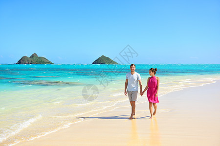 暑假夫妇在夏威夷海滩上散步图片