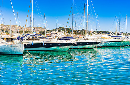 西班牙Majorca岛Alcudia湾海滨的豪华游艇 巡航 蓝色的图片