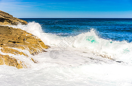 海景波浪 岩石海岸线上出现泡沫海水破碎图片