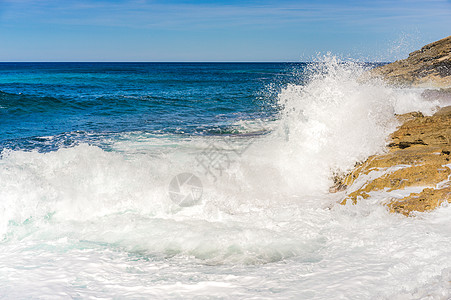 在岩石海岸爆发的旋流波浪 环境 风暴 冲浪图片