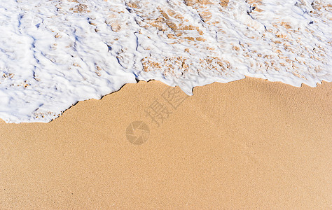 沙沙滩上的海浪泡沫图片