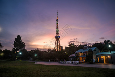 东京风景黄昏时从公园看东京塔的景象背景