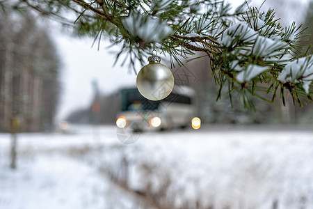 金色圣诞舞会在雪上覆盖 费尔分局旁边的高速公路图片