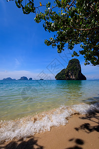 海滩上有金沙和卡斯特石块 放松 船 亚洲 岛图片