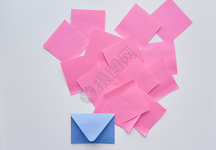 混乱和蓝色信封中的选择性焦点粉色纸贴纸 明信片图片