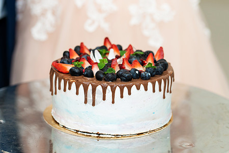 带新鲜果浆和巧克力的圆周节蛋糕图片