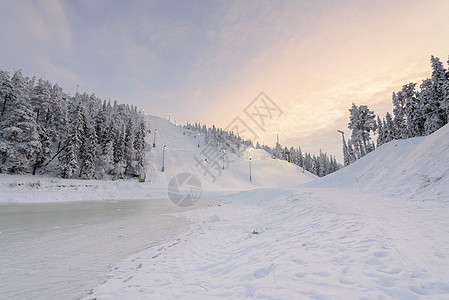 在冬季和天气良好时滑雪跳山 欧洲 乐趣 拉普兰图片