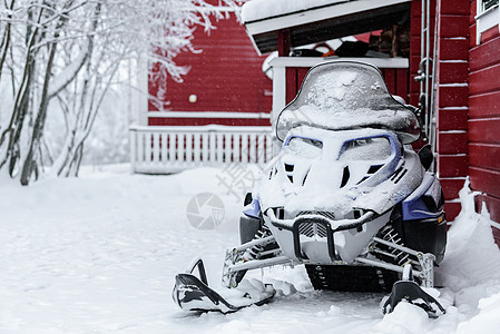 森林中的雪地运动器 覆盖了大雪和坏雪图片