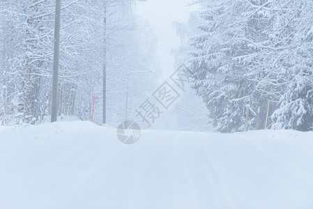 496号公路上铺满了大雪和恶劣天气 冬天 早晨图片