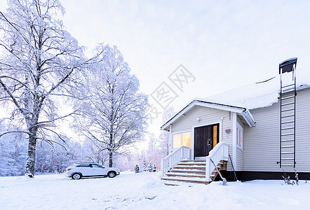 森林中的房子在冬天的冬季下过大雪 木头 拉普兰图片