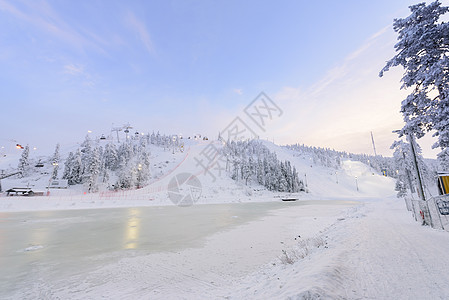 在冬季和天气良好时滑雪跳山 乐趣 圣诞节 自然 冰图片