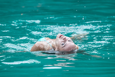 女子在海上游泳 泻湖 游客 甲米 自然 清除 假期图片