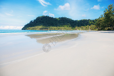 沙滩上的沙子 热带 海 波浪 夏天 海滩 云 岛图片