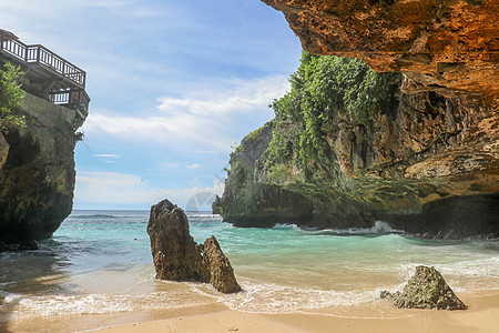 苏鲁班海滩 巴厘岛 印度尼西亚 自然假期背景 在岩石海岸的五颜六色的日出 大鹏在海滩上 蓝色的海洋 节日快乐 假期 旅行 乌鲁瓦图片