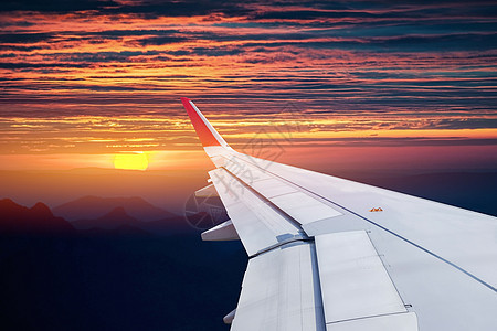 日出清晨从飞机窗口查看 高度 阳光 地平线 日落图片