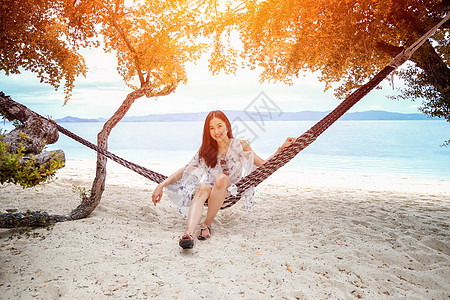 坐在高潘干海滩的秋千上 美丽的女人 热带 海洋图片