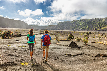 在夏威夷大岛的基拉韦厄 Iki 火山口小径徒步旅行的一对游客徒步旅行者 美国户外自然探险 美国旅游的夏季旅游度假胜地图片