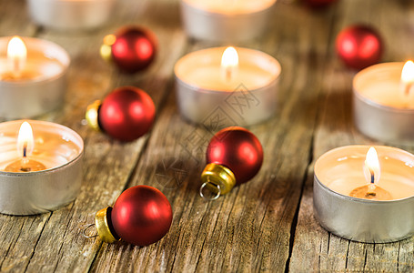 圣诞节节装饰 配有节日盛宴 烧蜡烛火焰和红胸罩图片