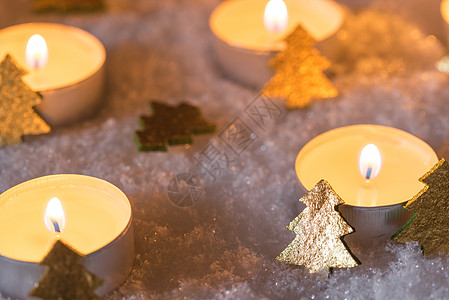 12月圣诞节夜 雪上装饰蜡烛背景图片
