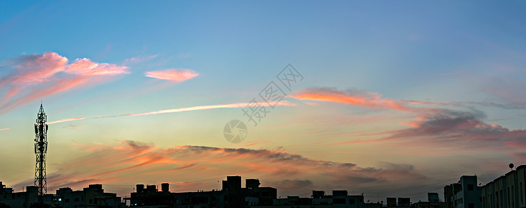 城市美丽夜空的全景图像 可以用作背景 傍晚天空颜色的光图片